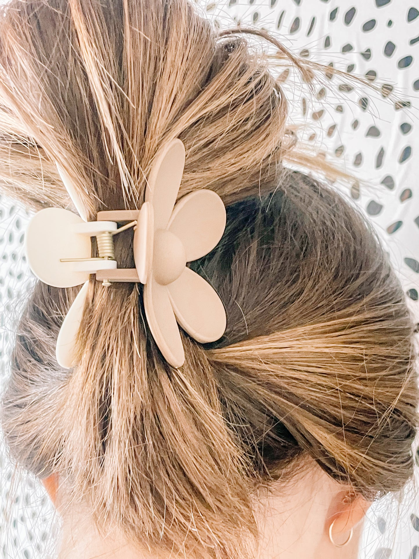 Tan & White Flower Claw Clip